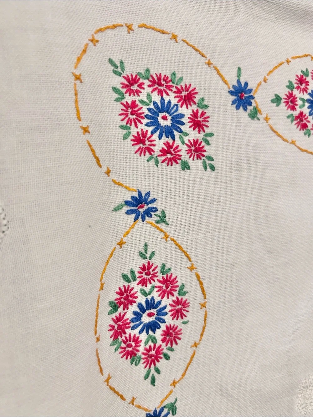Vintage Needlepoint Table Runner Dresser Scarf White Floral 37